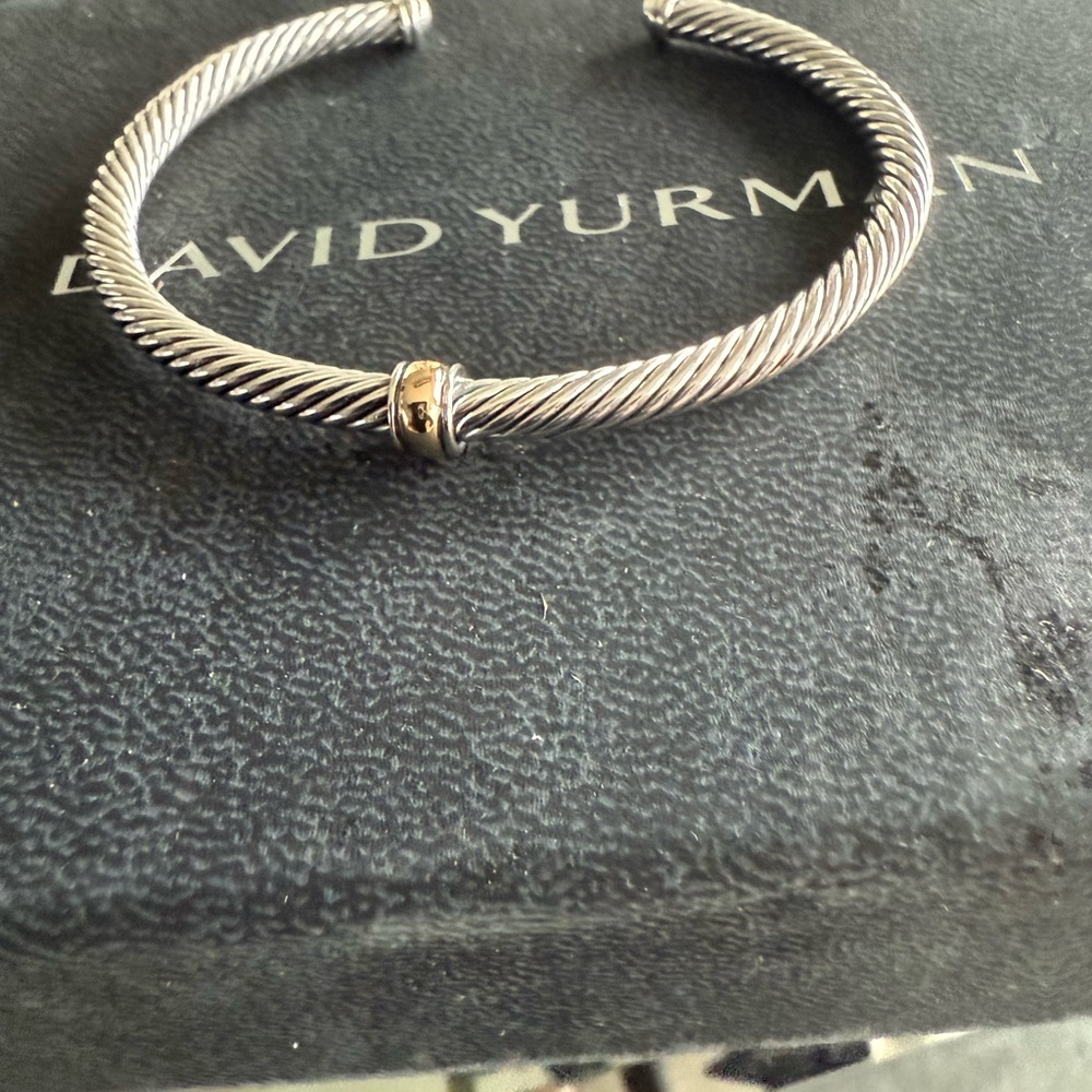 David Yurman 18k gold 4mm size medium 
Comes with authenticity and dust bag